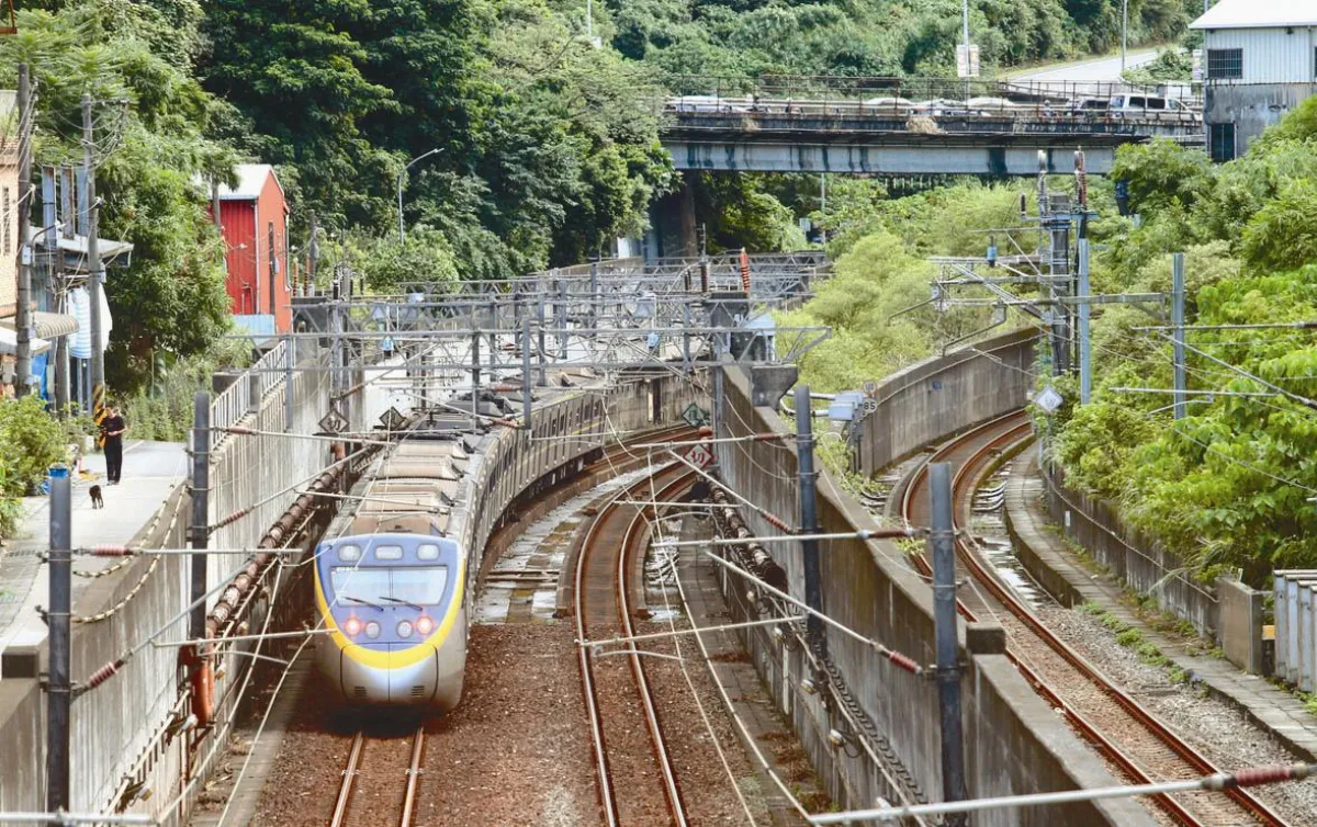 通勤族跳腳 讓路輕軌 火車不進基隆站