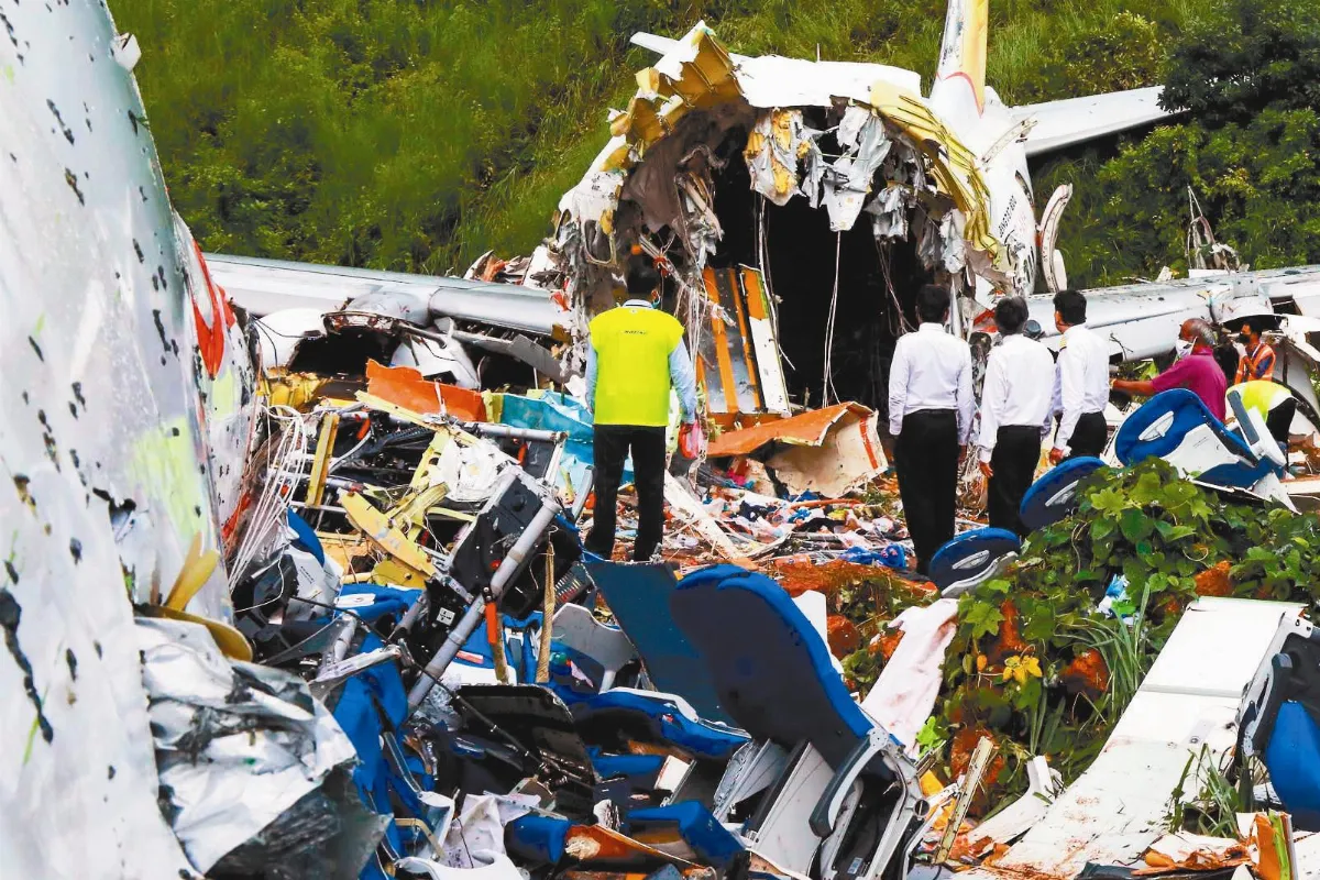 印度客機衝出跑道 斷成兩截至少18死