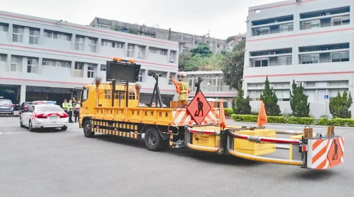 上路1年 阻2起追撞 緩撞車 拯救國道警性命