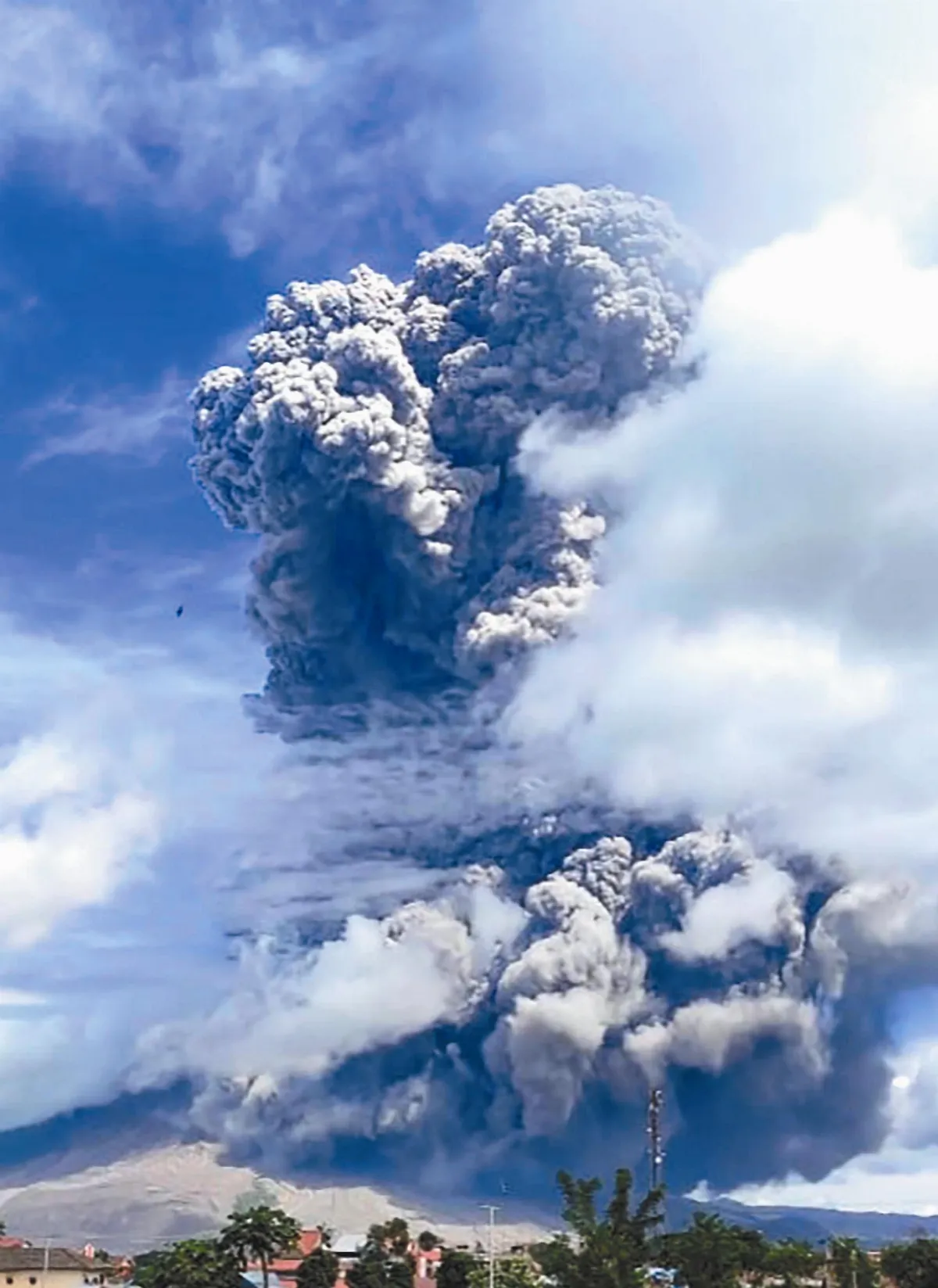 印尼火山爆發  直衝5000m高空