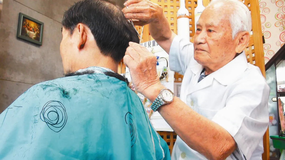剪髮70餘載 99歲理髮師 三代同堂義剪