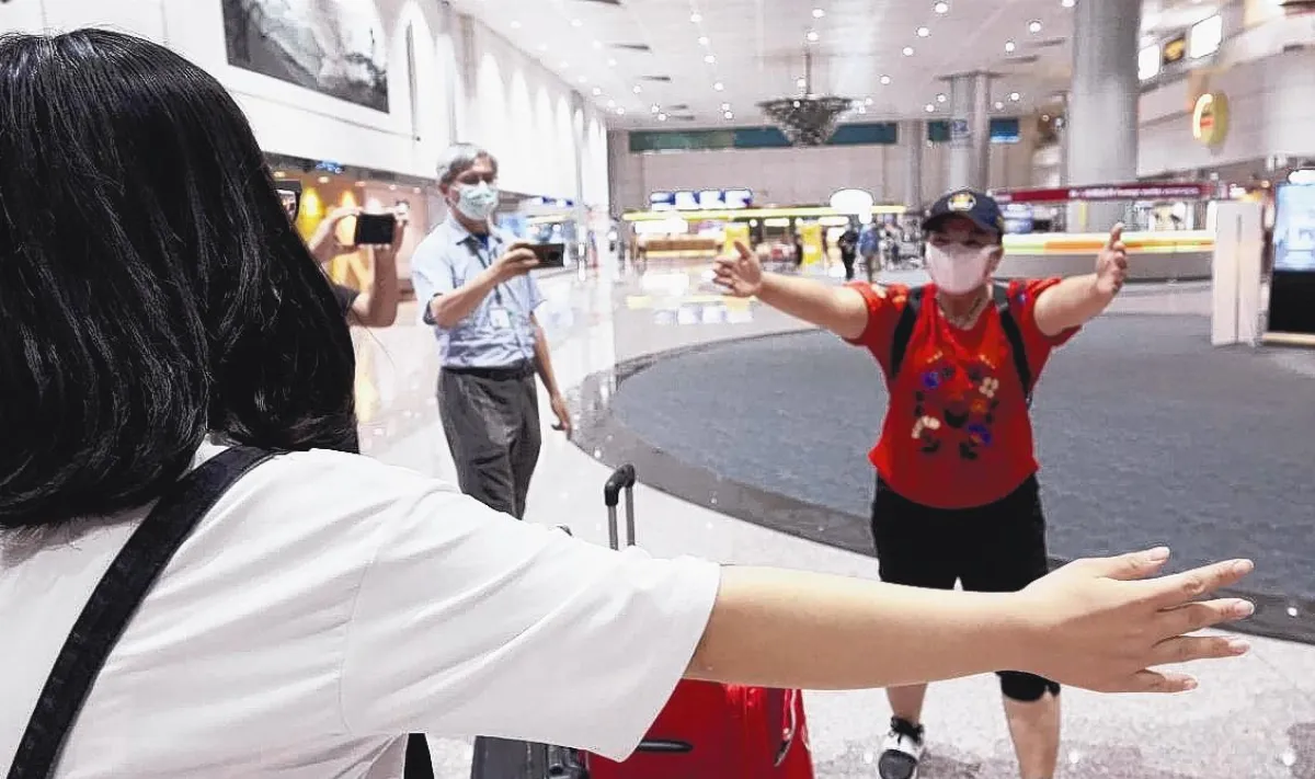 小明樂樂返台 與母隔空擁抱