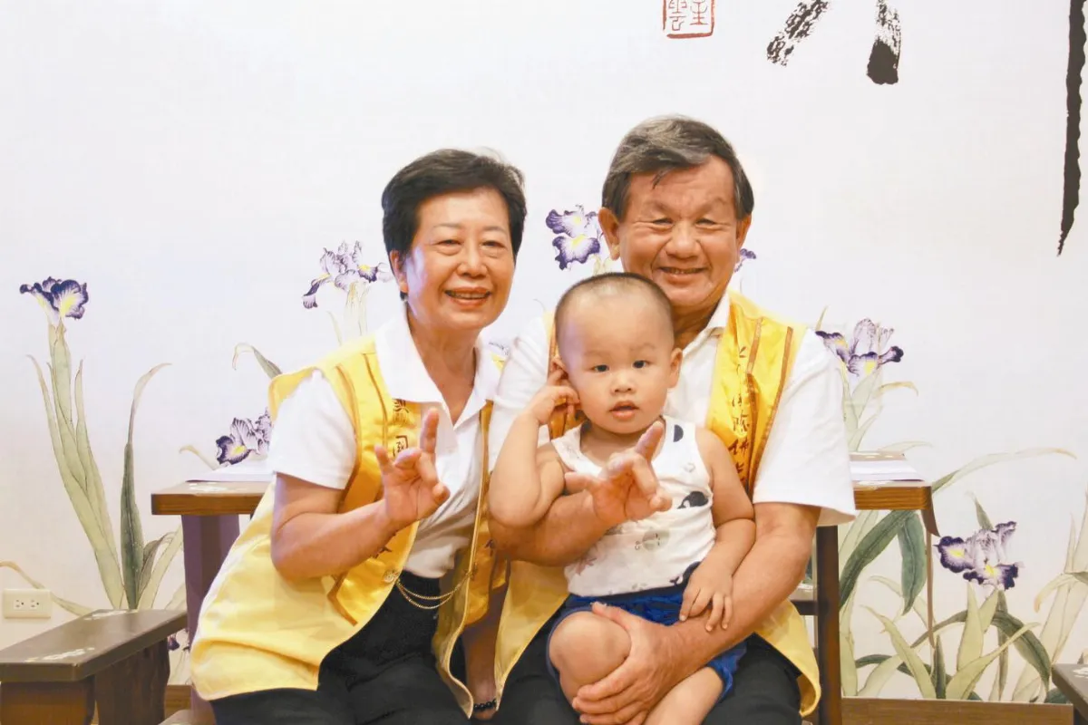 陳益川、柳秀蓮 菩提眷屬發心承擔 攜孫做義工