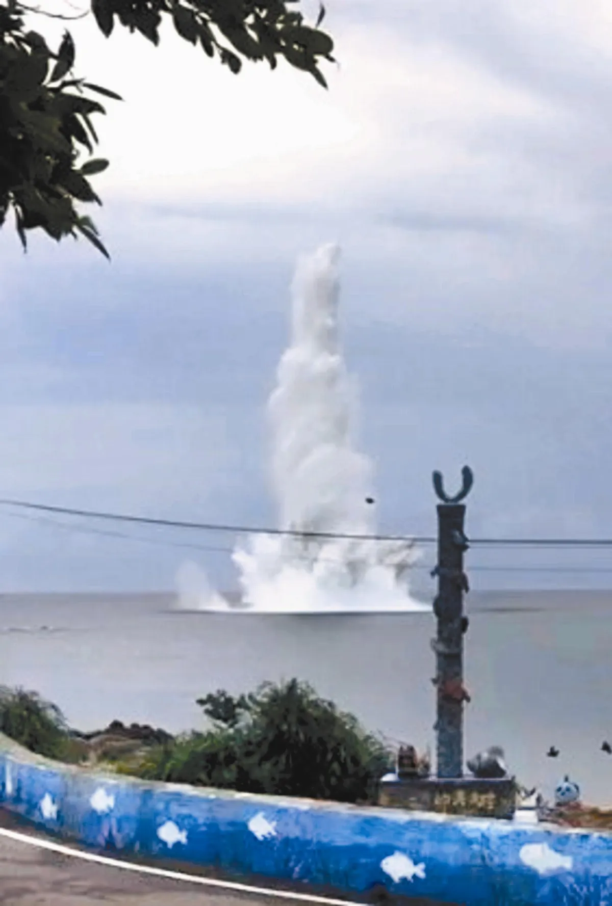 海軍引爆13炸彈 浪花顯觀音像