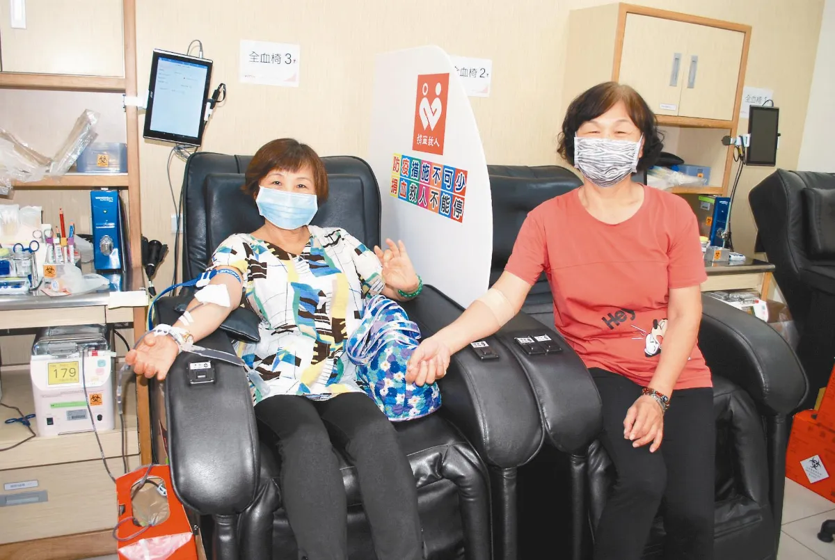 屏東佛光人 挽袖捐熱血