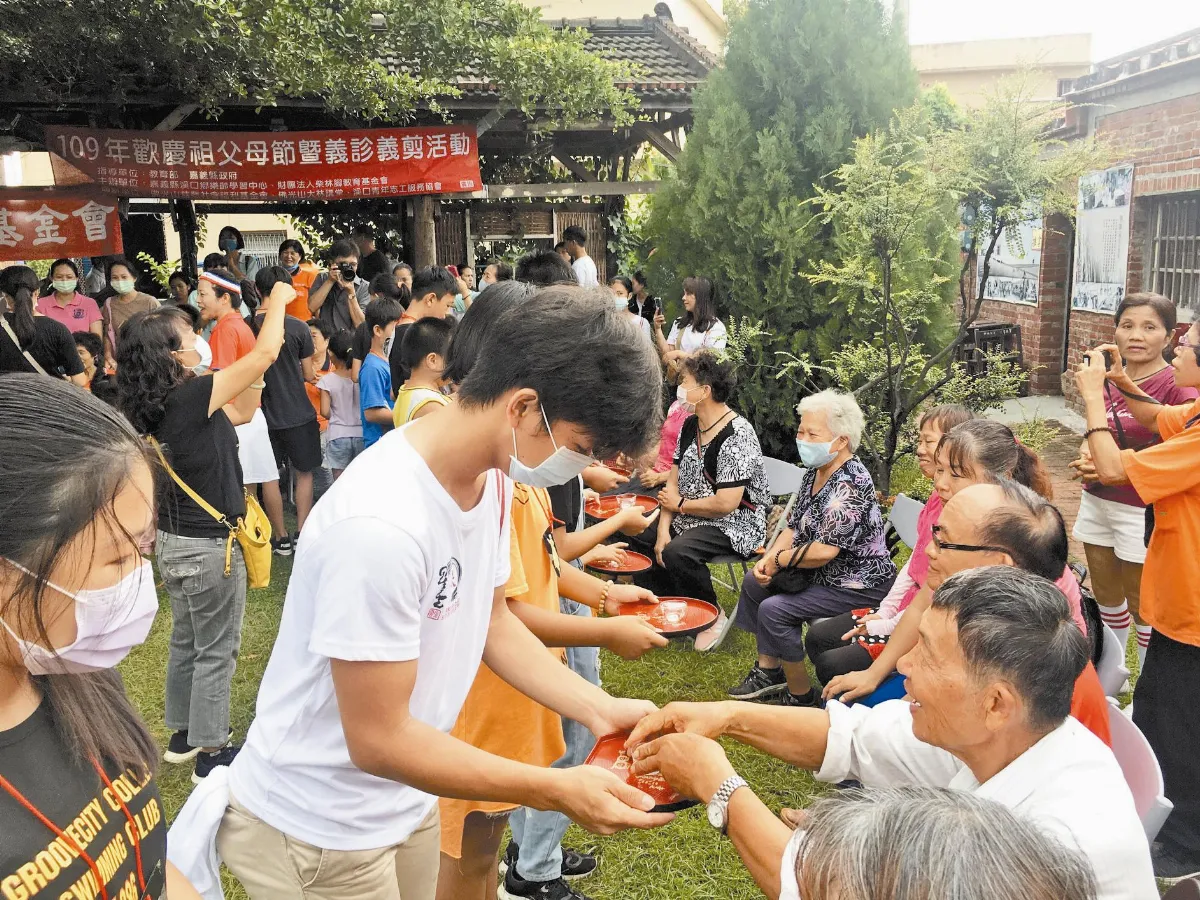 好苗子鞠躬奉茶 溫馨祖父母節