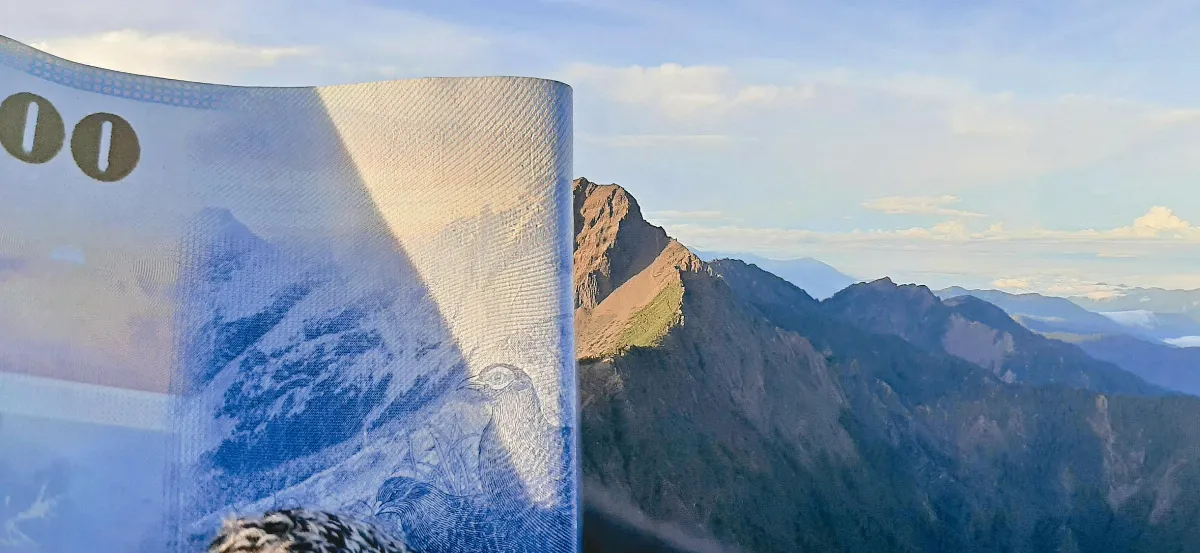鈔票最美風景  創意錯位照片
