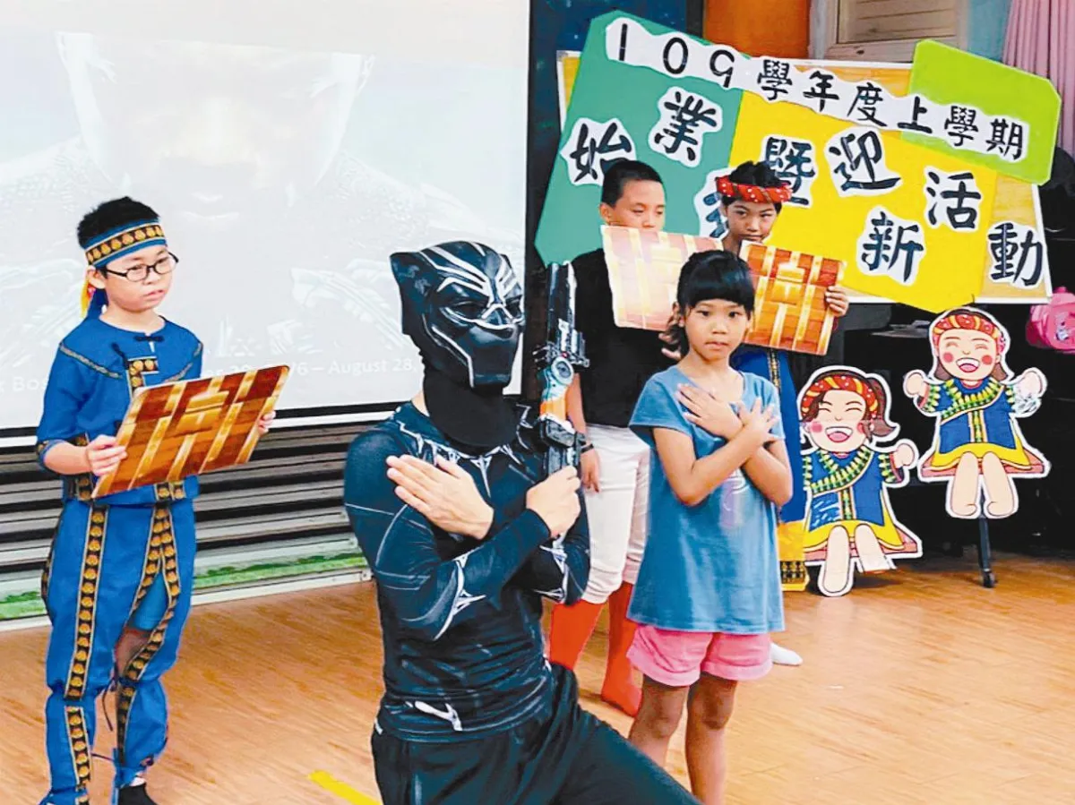 迎新渾身解數  校長巧扮機長、黑豹