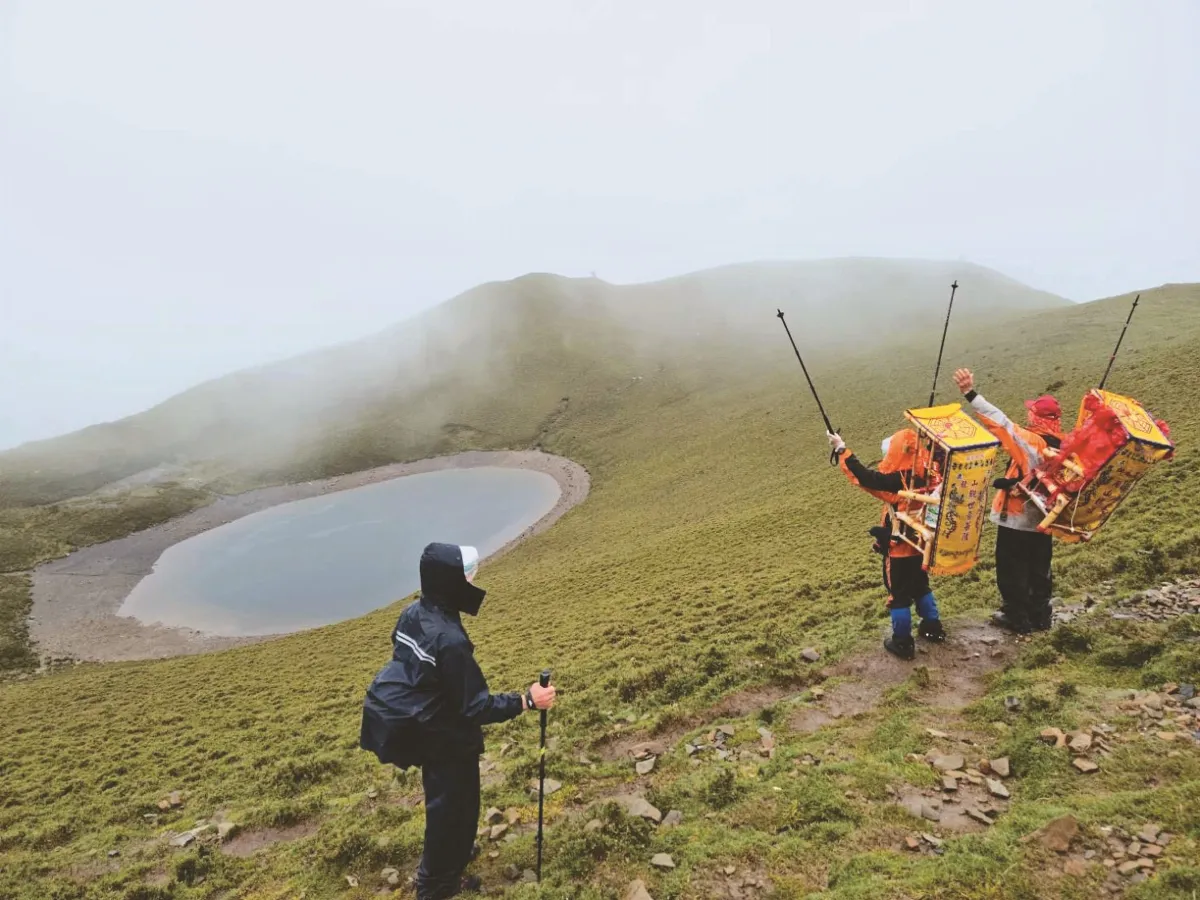 鹿港龍山寺攜手拱範宮 觀音、媽祖 登嘉明湖為台灣祈福