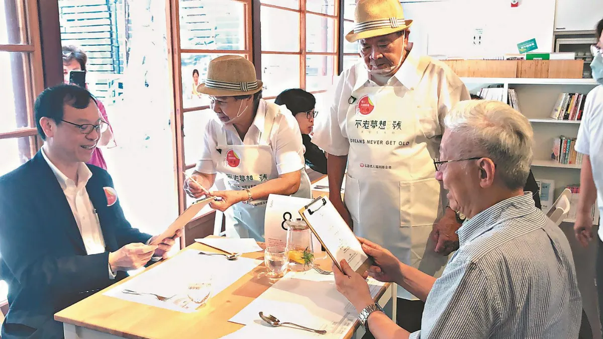 快閃餐廳 失智長輩當服務生
