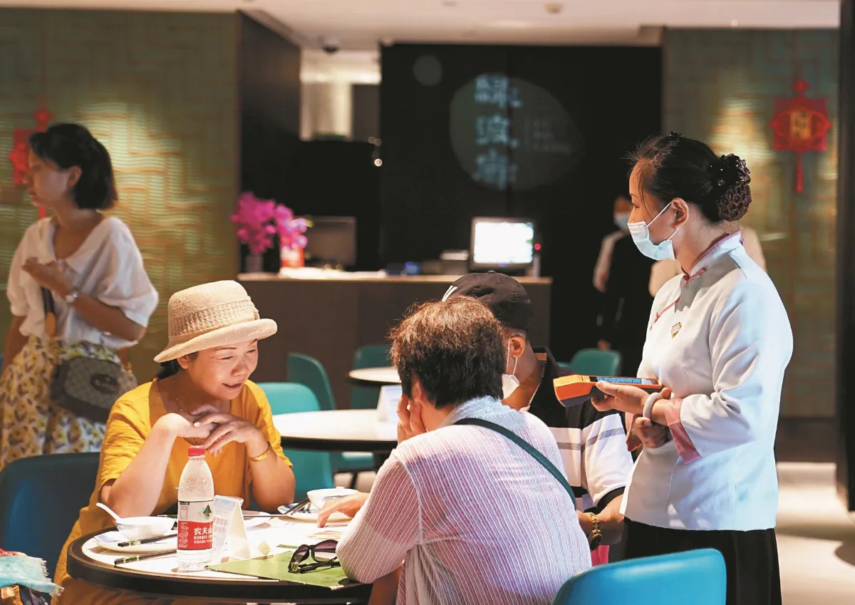 用吃「報復性消費」 上半年刷卡金額 僅餐飲逆勢成長