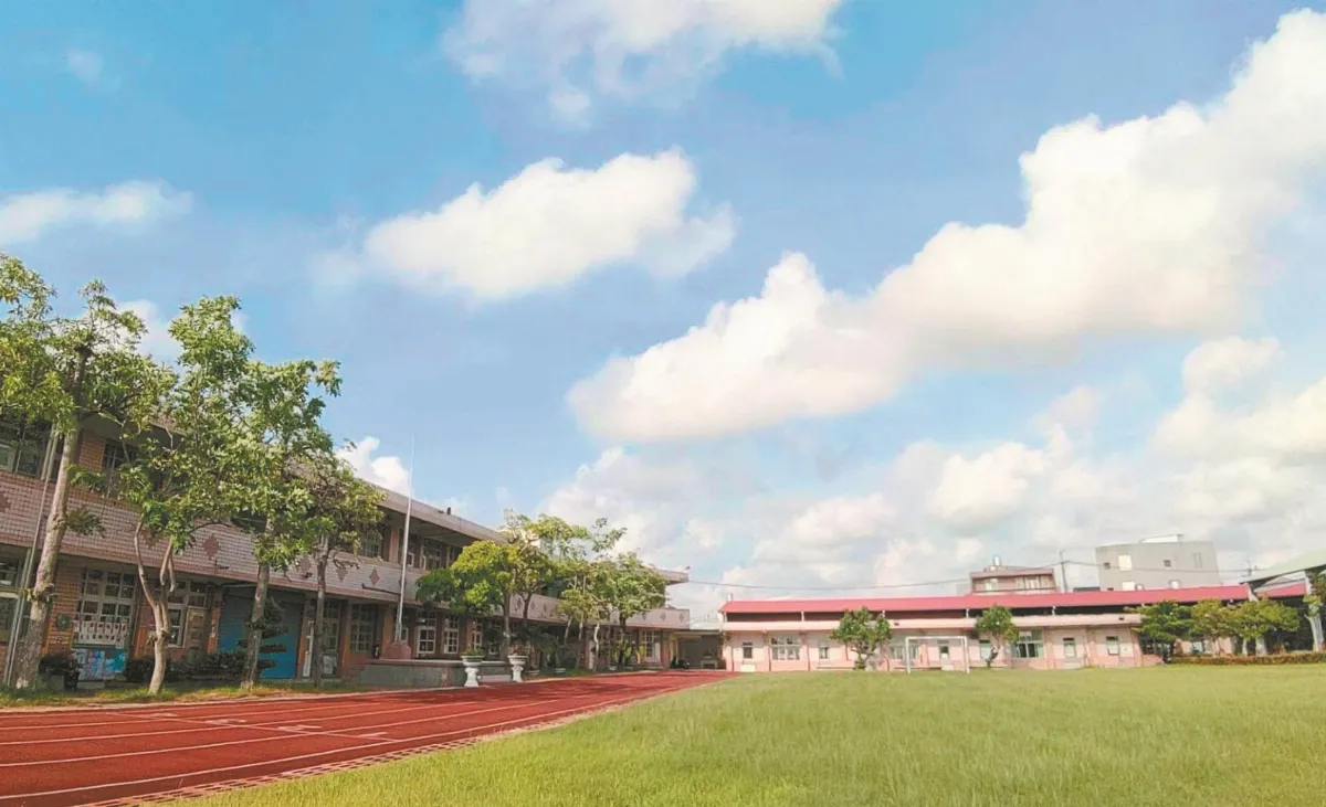 學校操場 草地擊敗PU