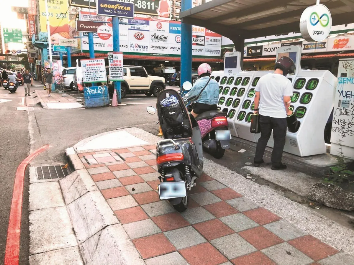 電動機車充電站亂設  險象環生