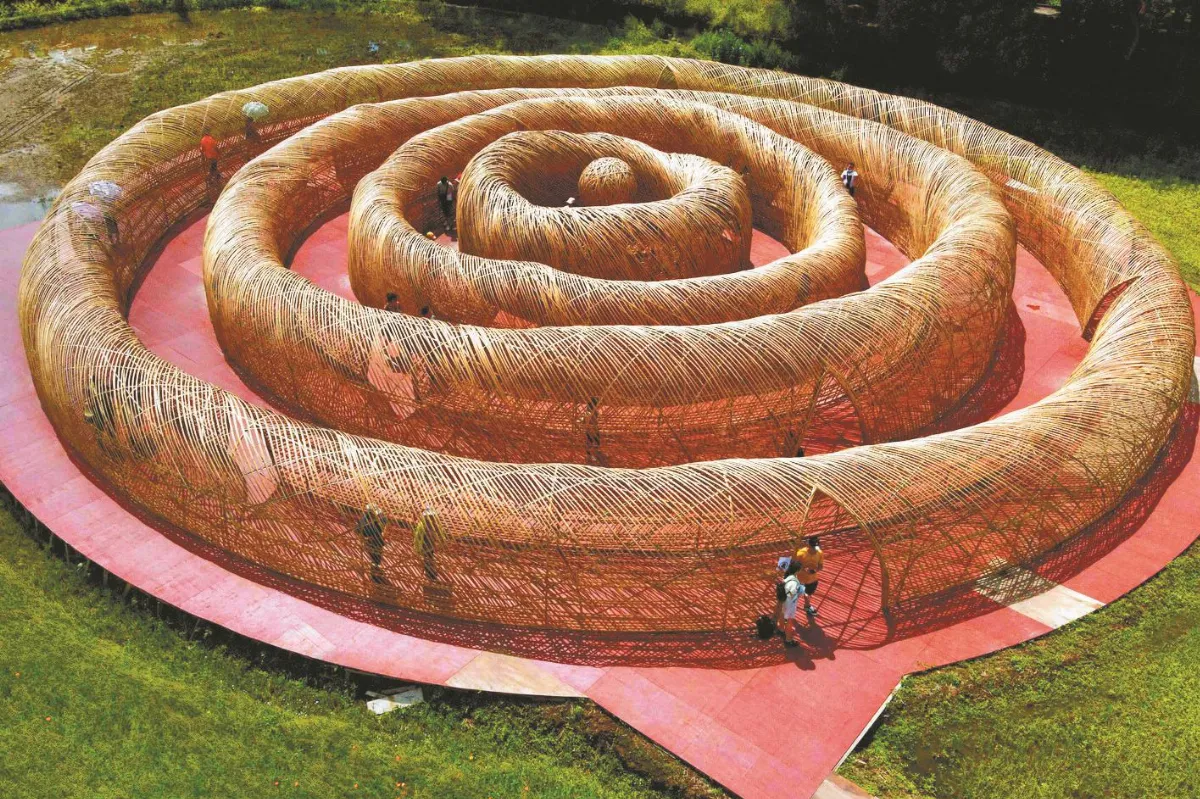 漣漪迷宮 坐落稻田