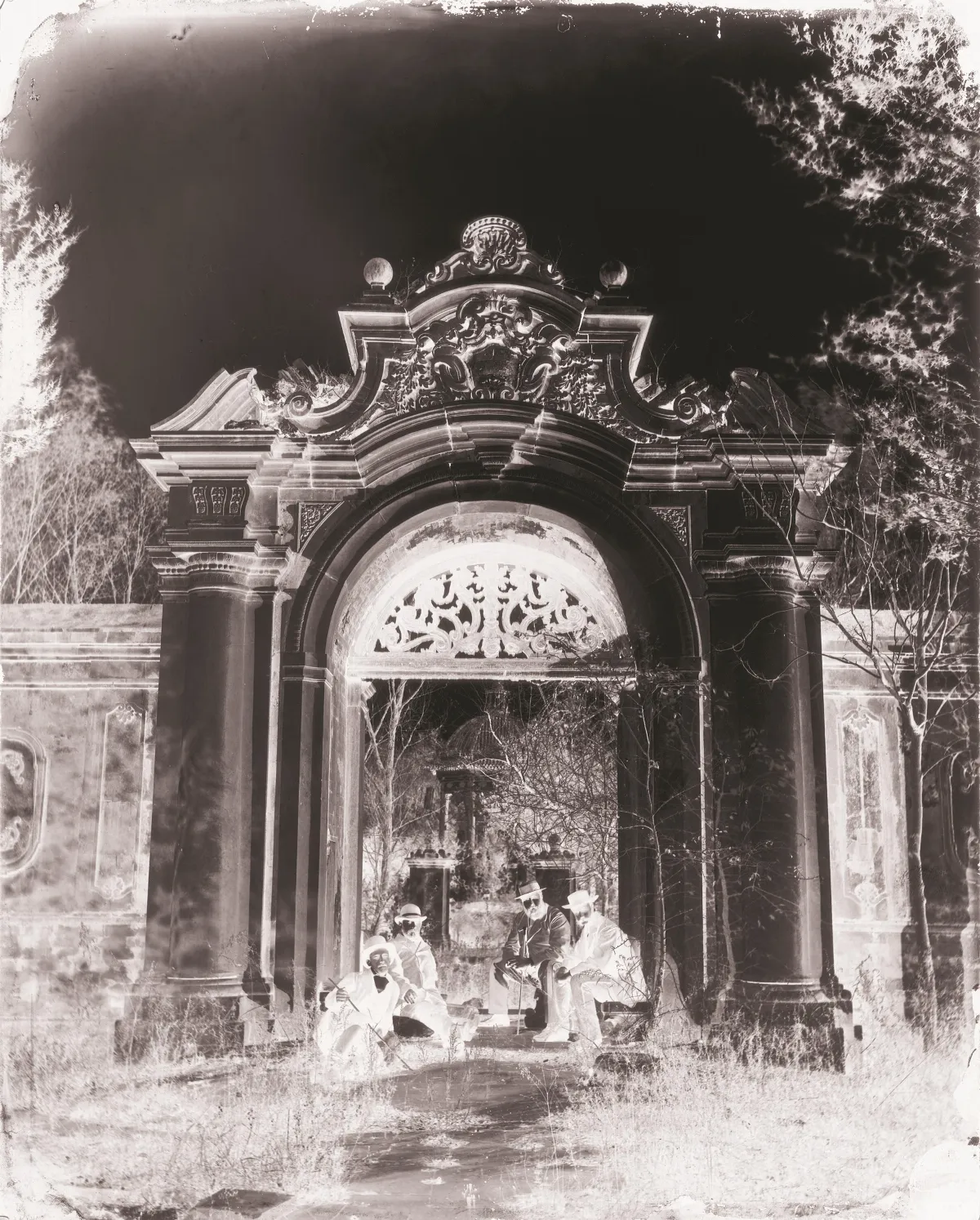 【時光走廊】    世界文明系列：殘園驚夢─最早圓明園影像 (13-6) 花園門