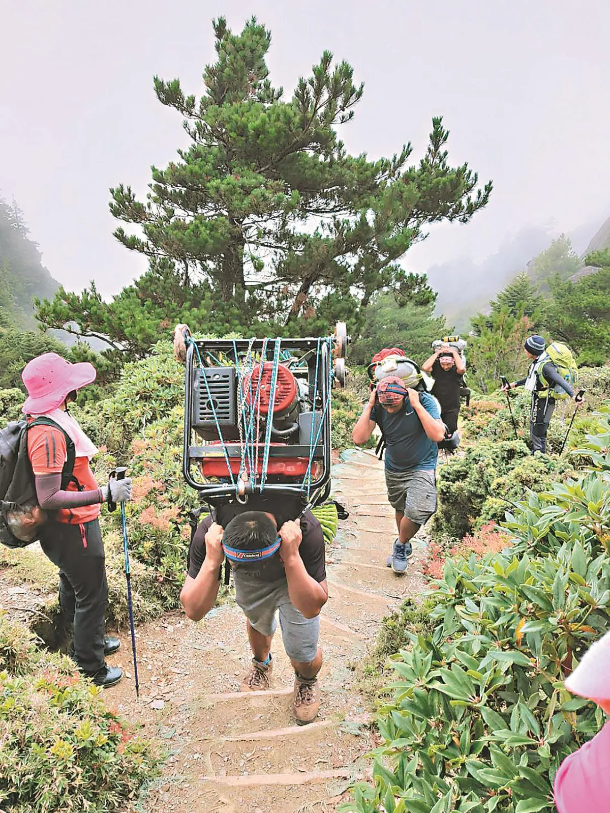 100公斤發電機 1人背上山
