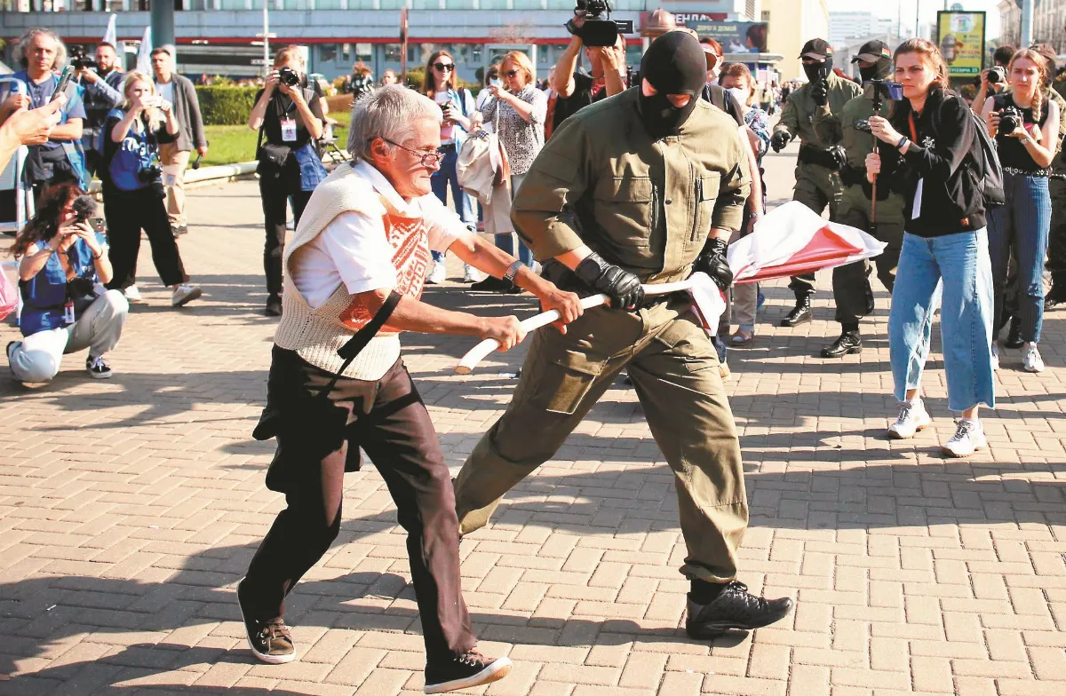 白俄總統祕密就職 馬克宏喊下台