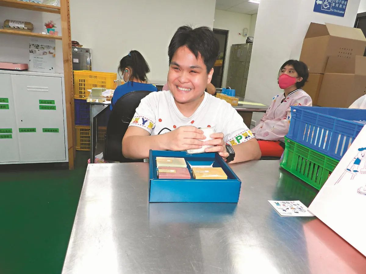 逐步記工序 視障青年摺出希望