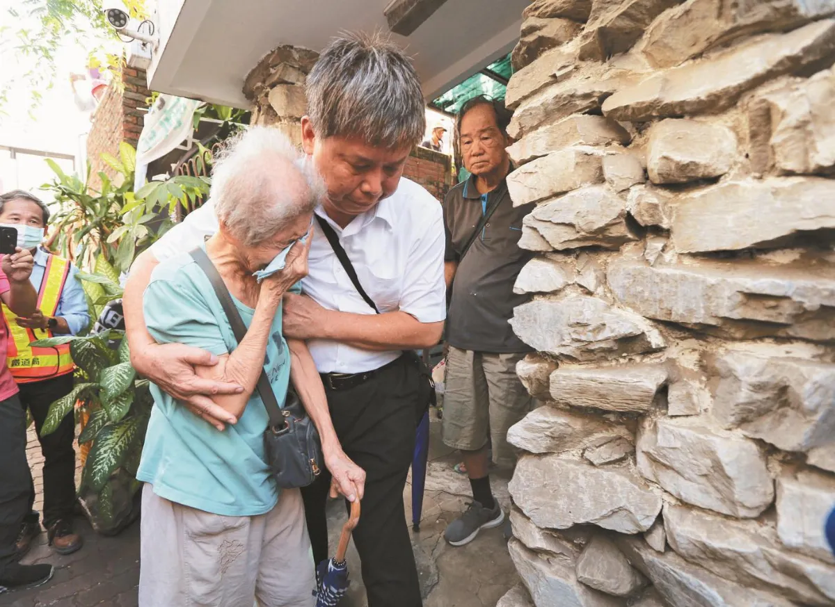 南鐵地下化 89嬤向老屋鞠躬告別