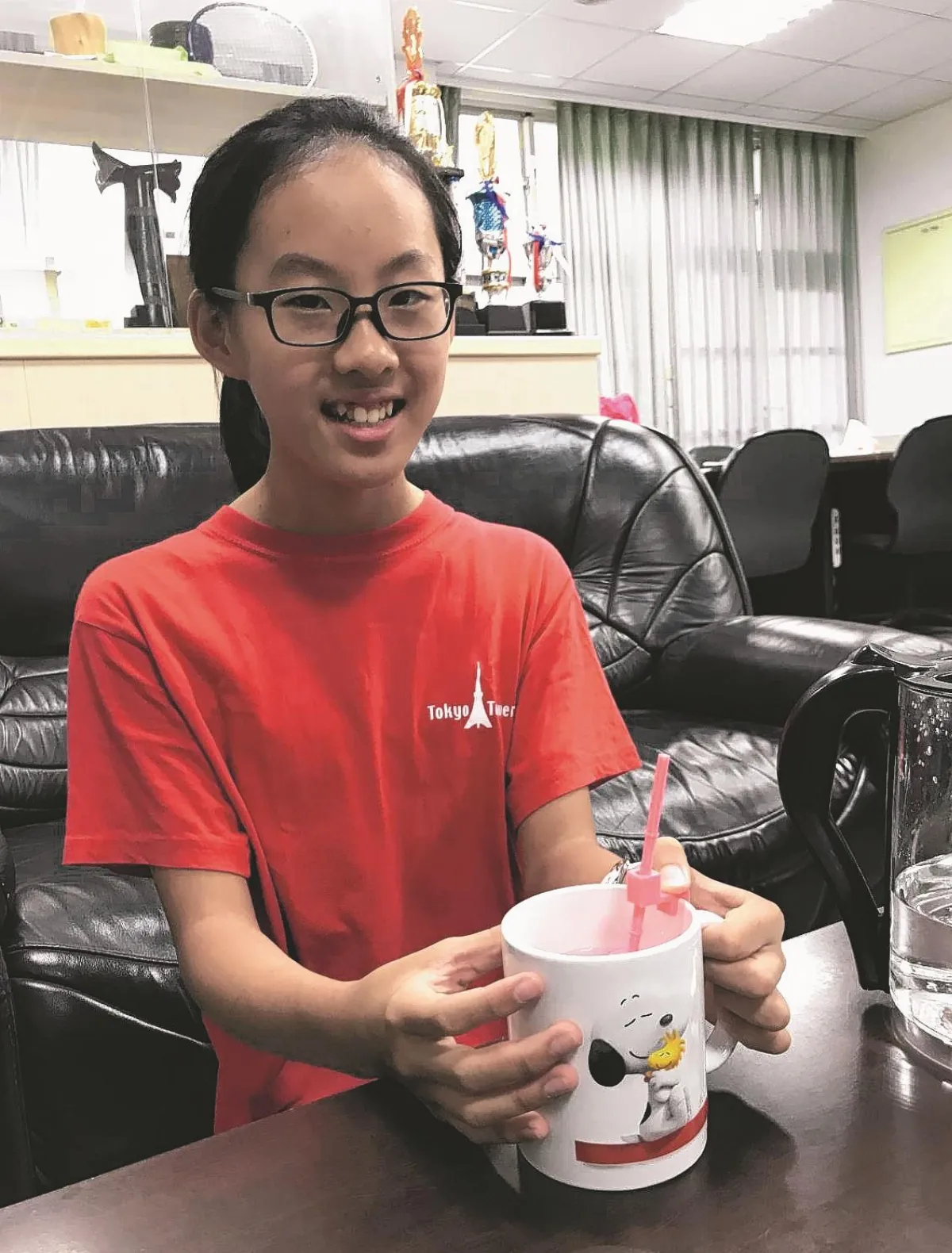 世界發明展銀獎 小六生紀宥安 發明盲人專用杯