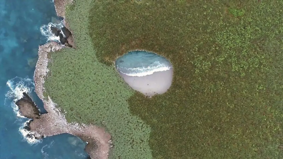 祕境  隱身彈坑內的海灘