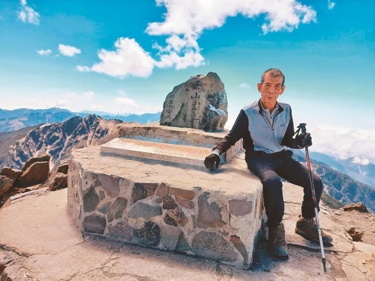 為爸爸圓夢  78歲登玉山