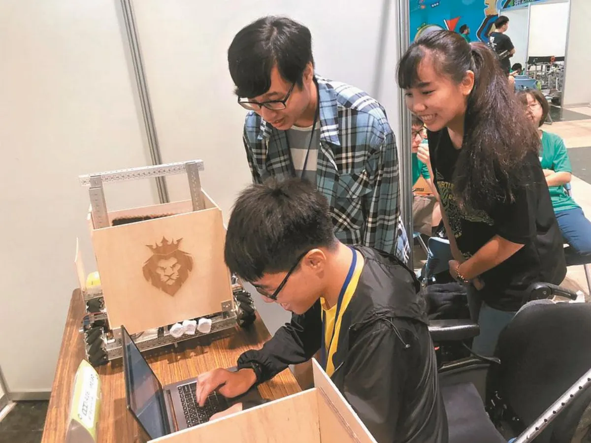 罕病少年 造機器人不輸人