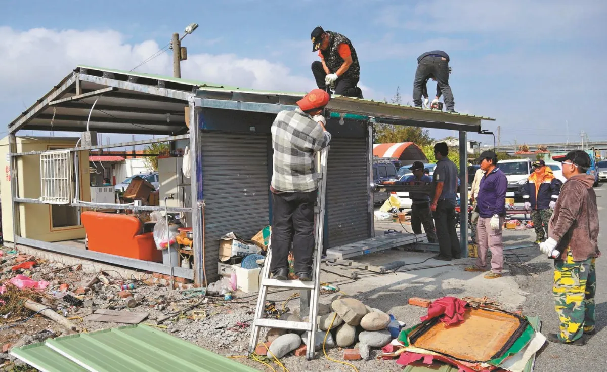 一家住漏水屋 男童寫信求援 50義工熱血修房
