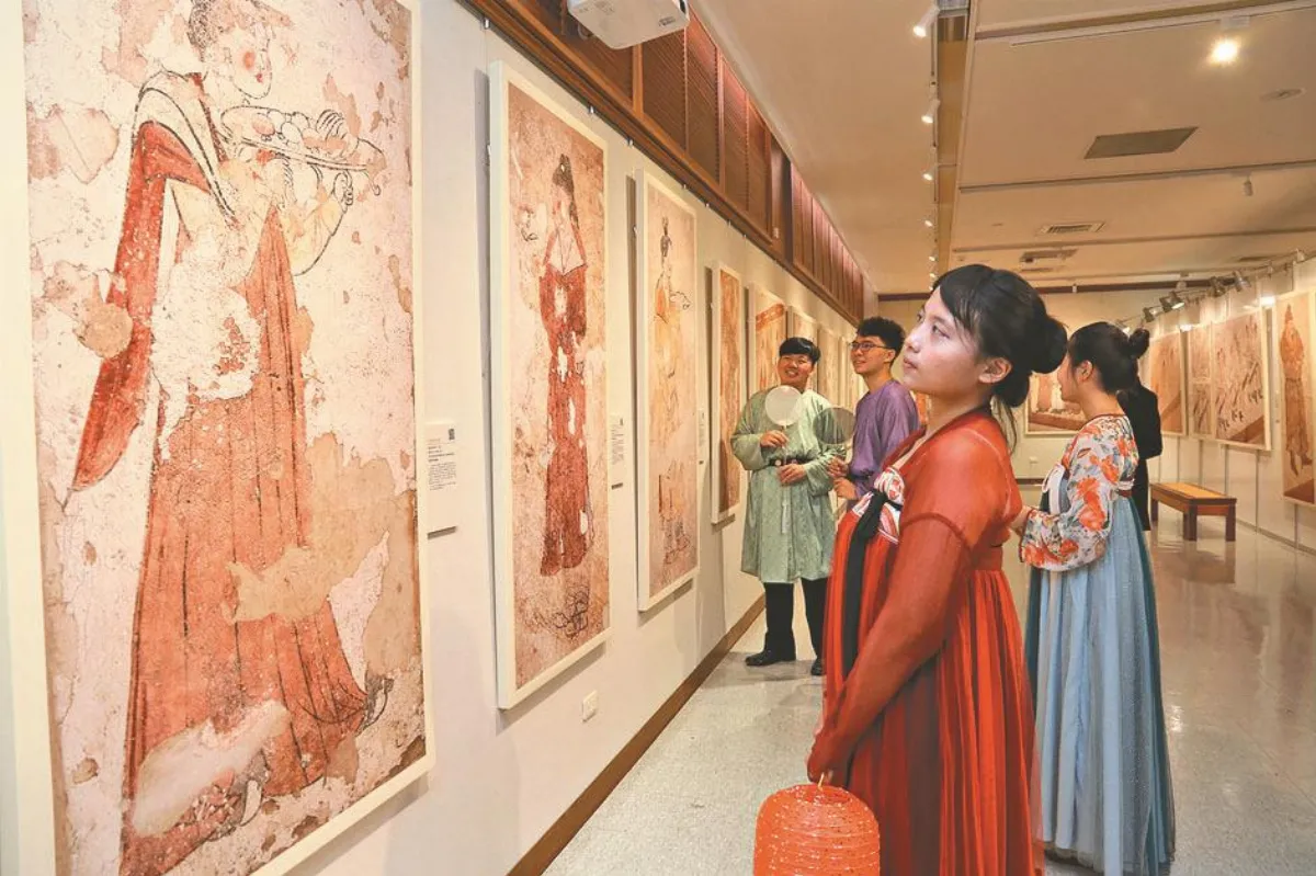 穿唐服看壁畫展  體驗文化