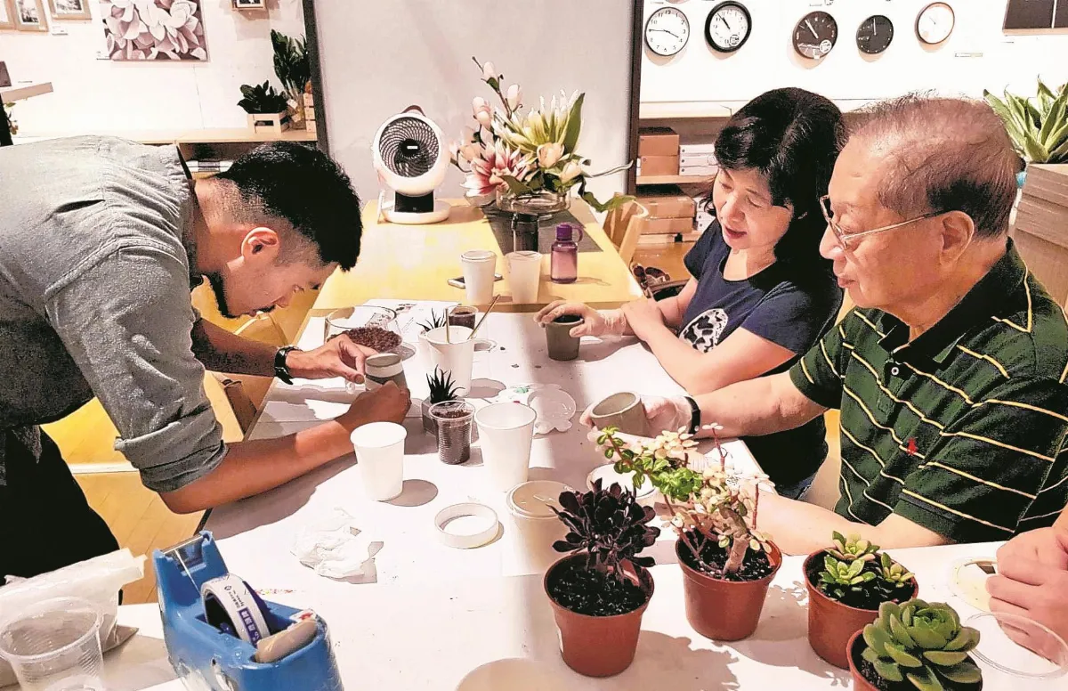 20年後 2青壯年扶養1老人