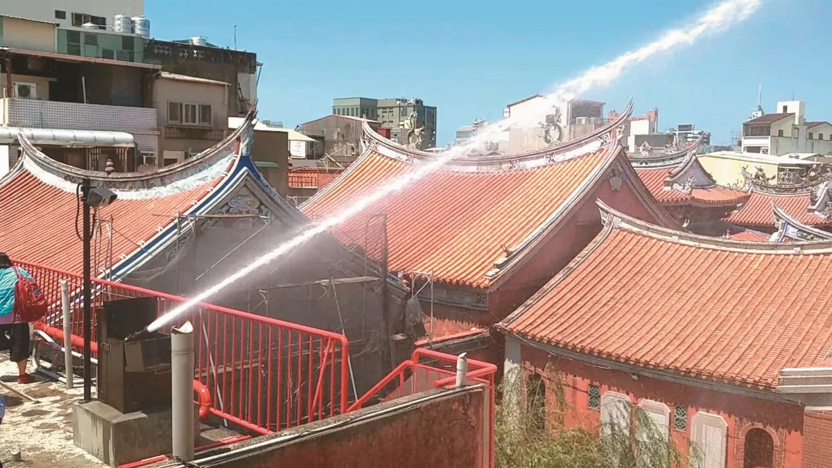 古蹟救火 水炮保住建物