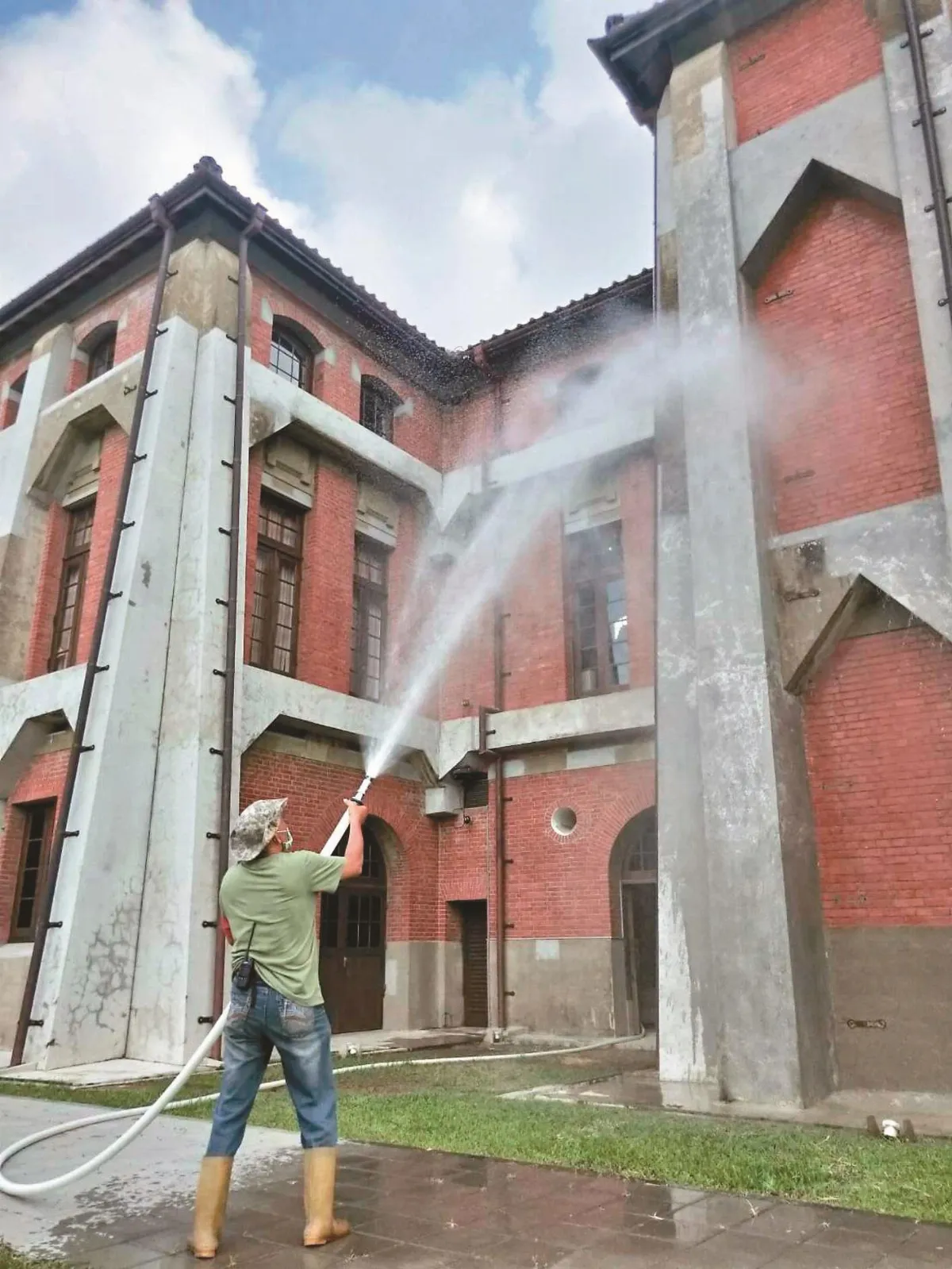 古蹟救火 水炮保住建物