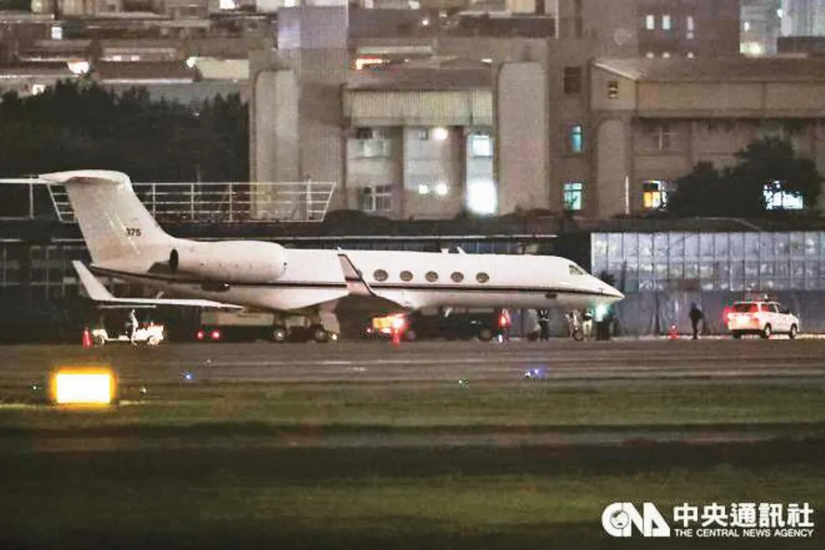 美專機抵台 傳搭載海軍官員