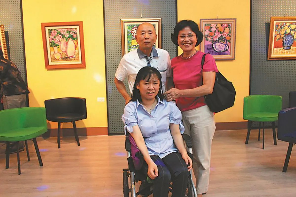 腦麻兒克服困境 回母校舉辦畫展