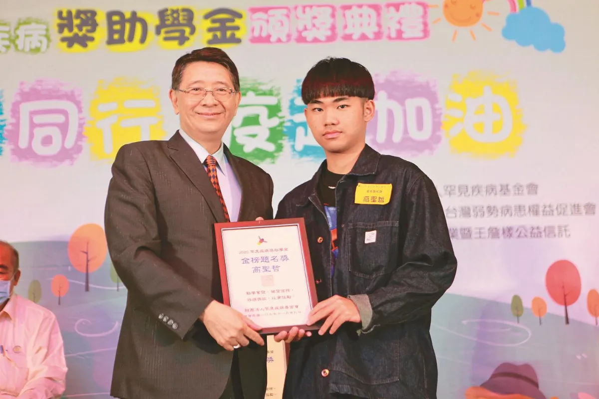 啟明首位台大生 將心比心讀社工