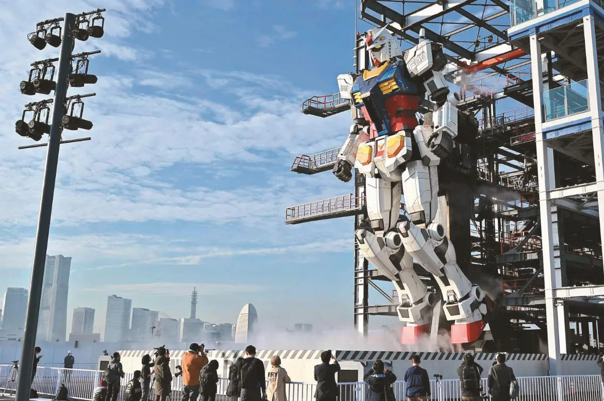 18公尺高機器人