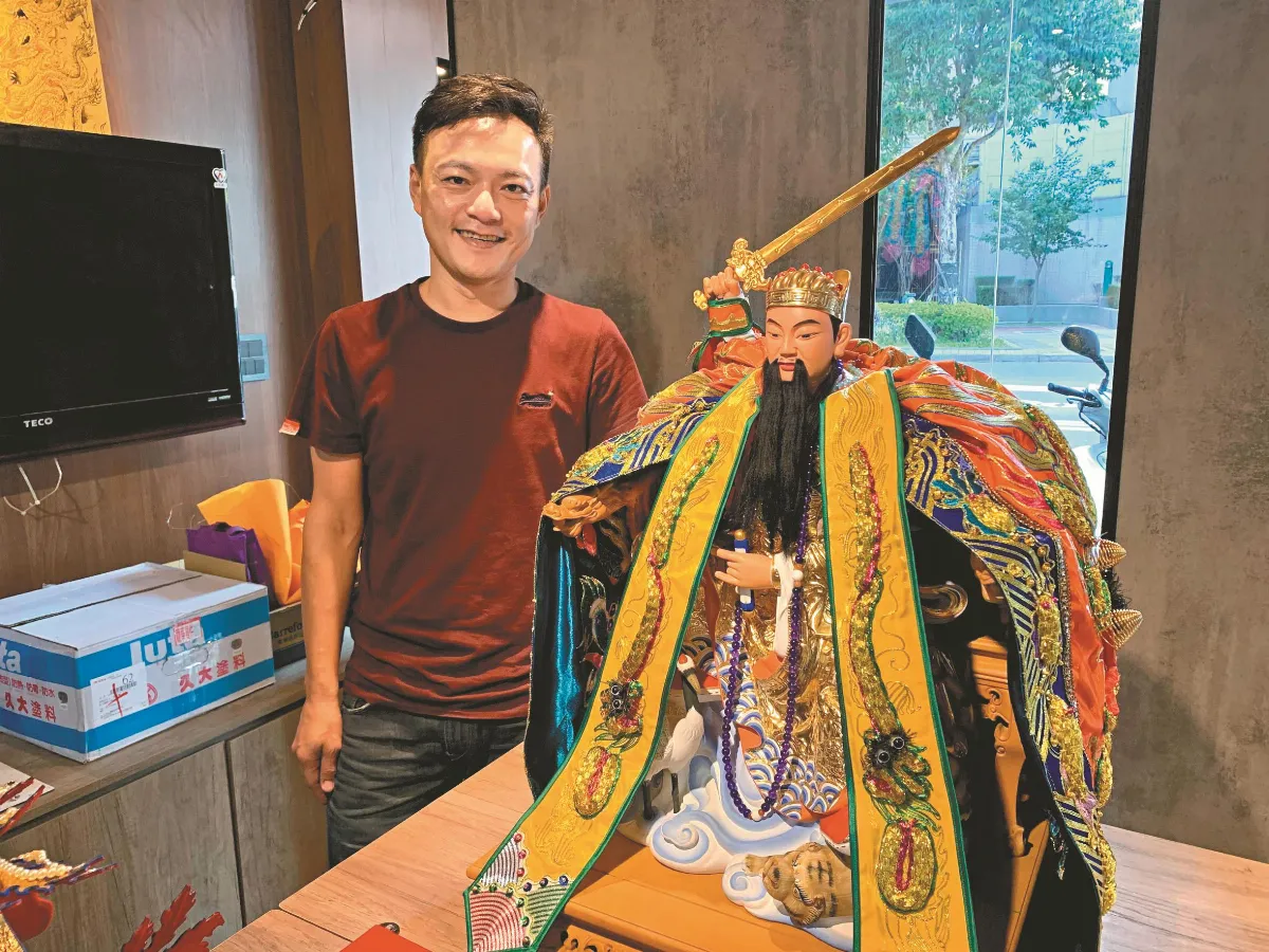 刺繡轉型文創 周家三代為神製衣