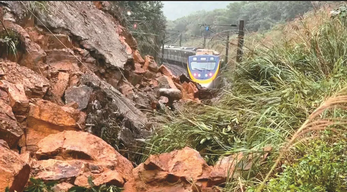 大雨走山 台北宜蘭鐵路中斷