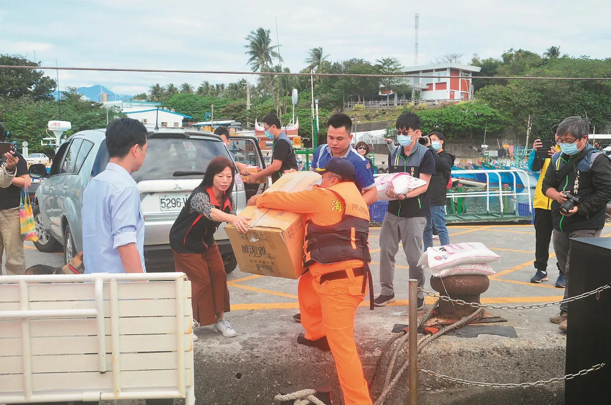 蘭嶼面臨斷炊 海巡運補救急