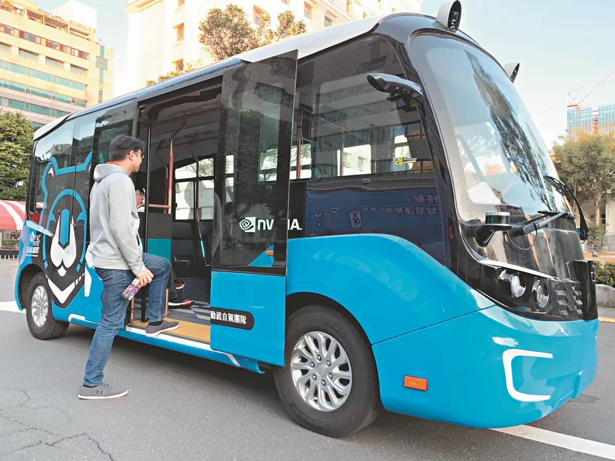 今載客駛上開放車道 無人公車 智駕168上路
