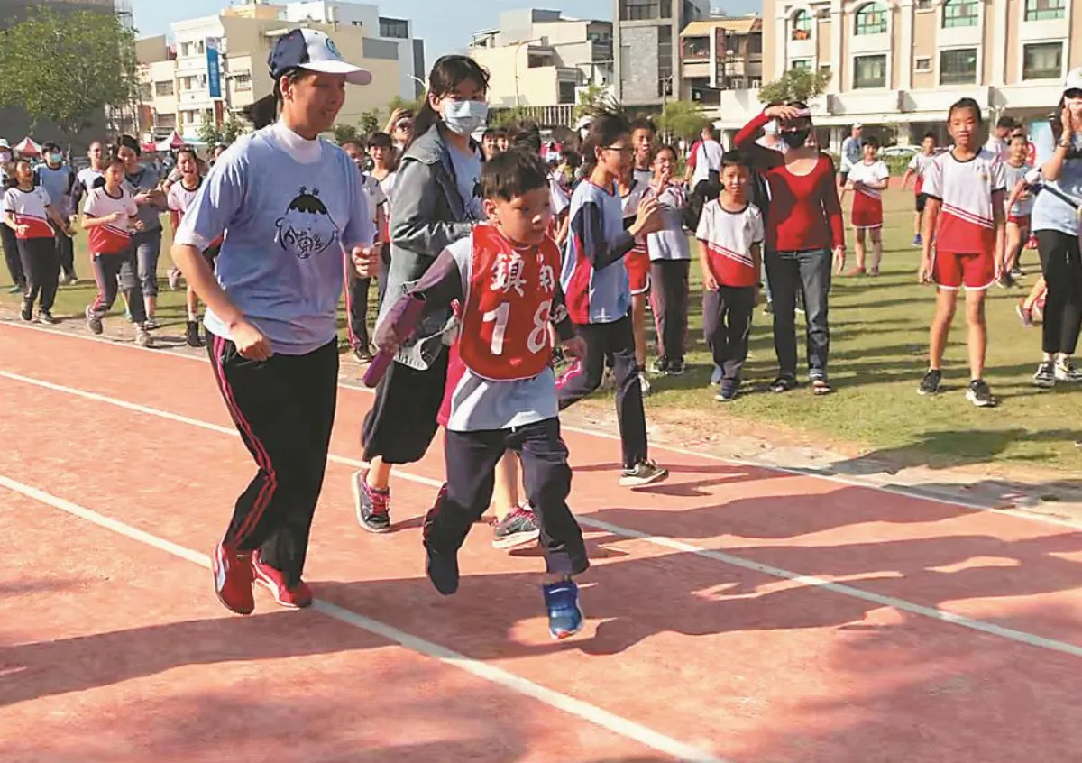 腦麻學生賽跑 全班陪伴衝刺