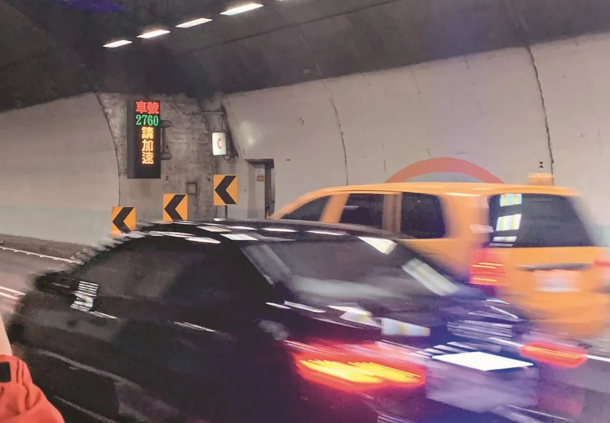 雪隧龜速車 30日起秀車號示警