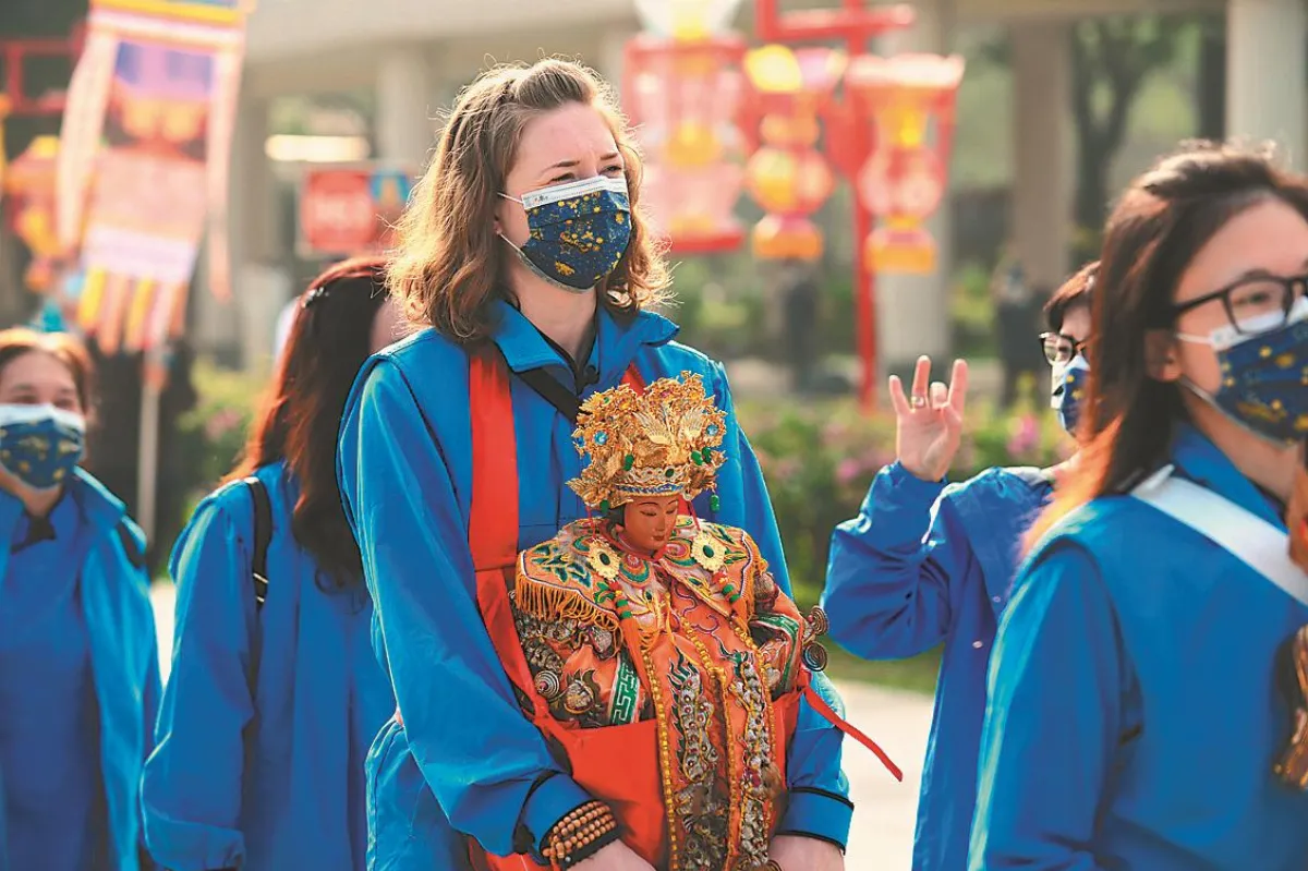 英國女孩捧神尊