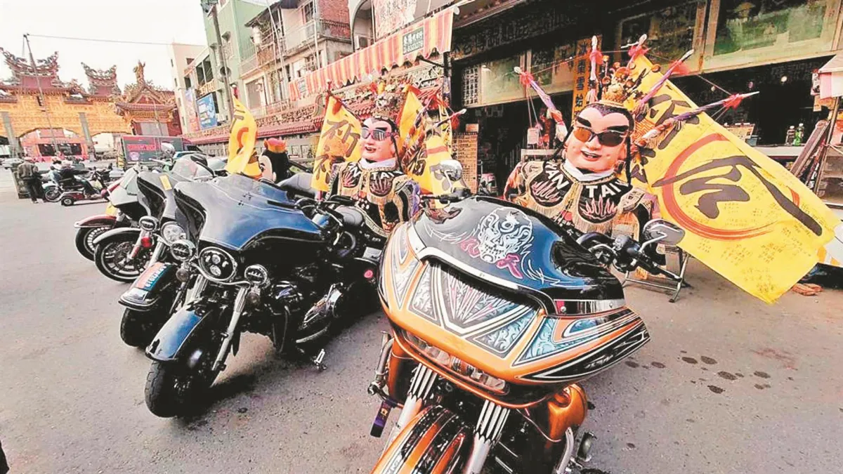 載三太子騎重機 環島祈福