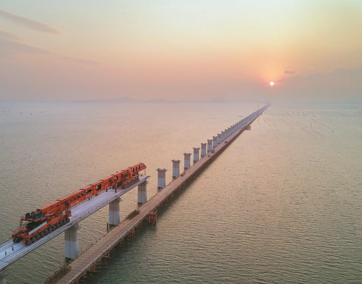 頂著寒風  跨海高鐵架設箱梁