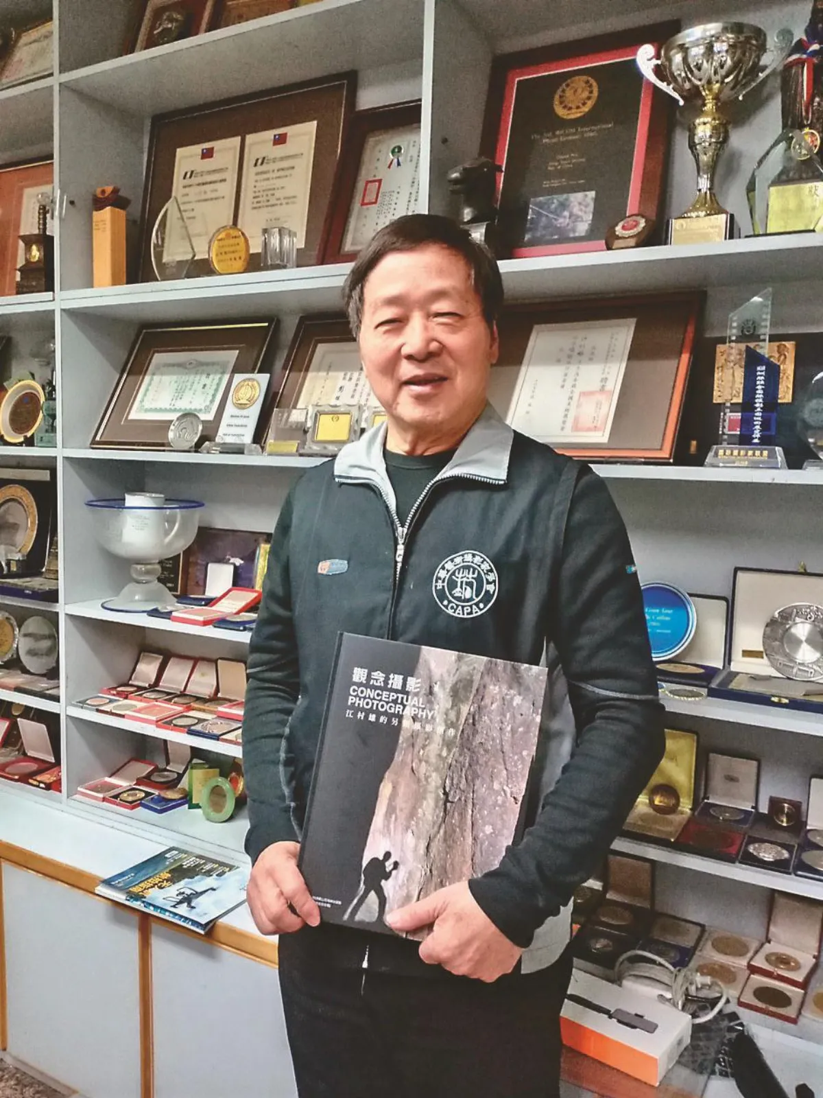 人與黃狗過橋 觀念攝影會說話