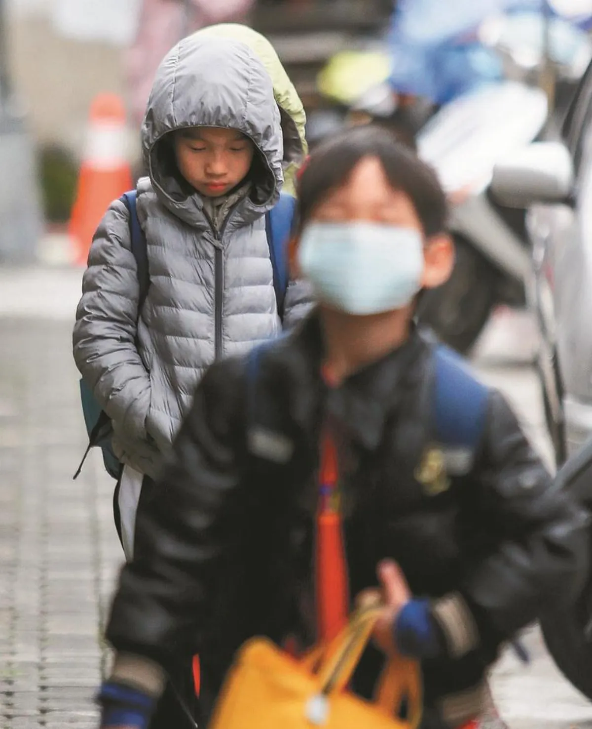 不限氣溫 校服內外可添衣