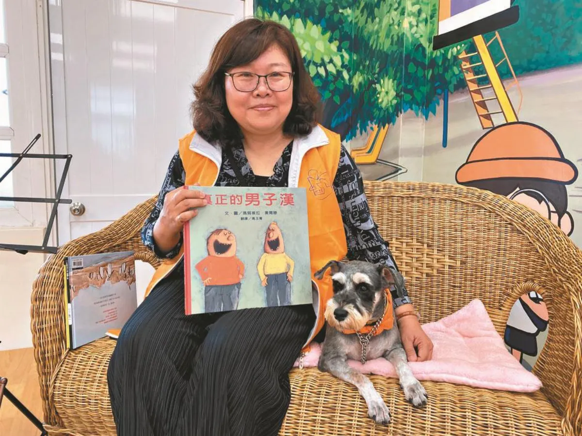 浪浪化身閱讀犬 陪孩子聽故事