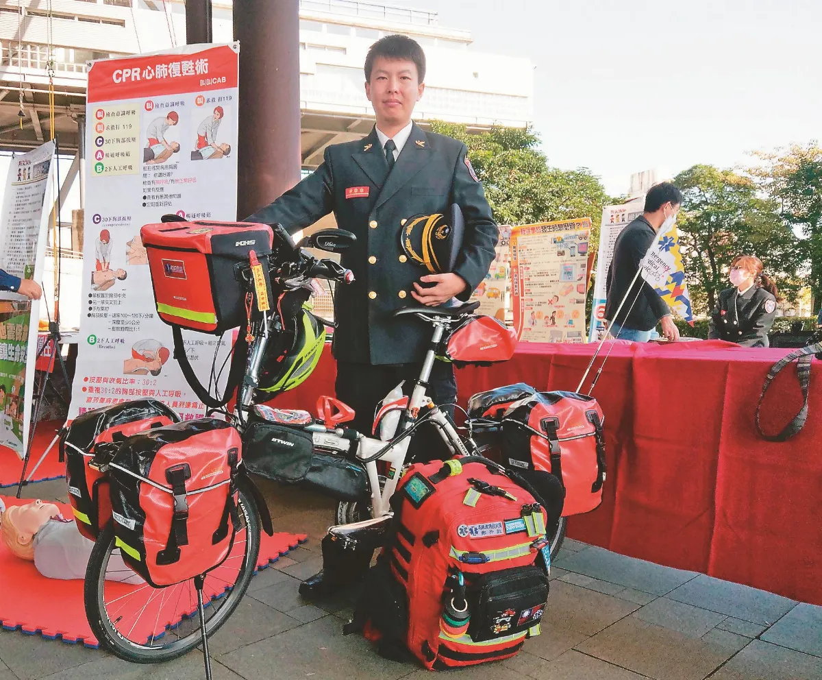 守護信眾 消防員組救護腳踏車