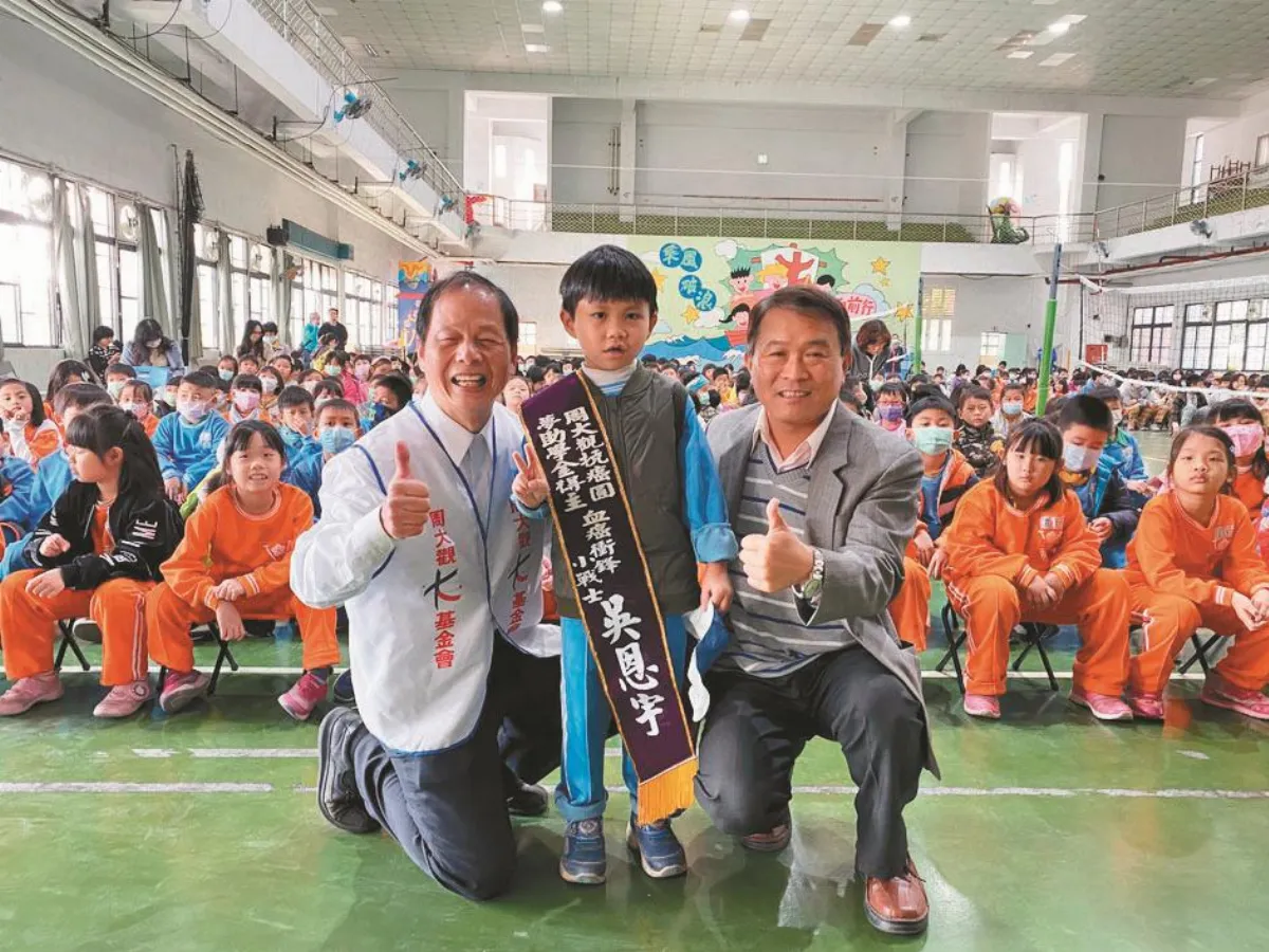 小一男童不哭鬧 勇敢抗血癌
